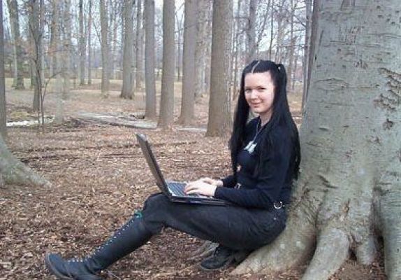 Meet The World s 10 Most Beautiful   Notorious Female Hackers - 62