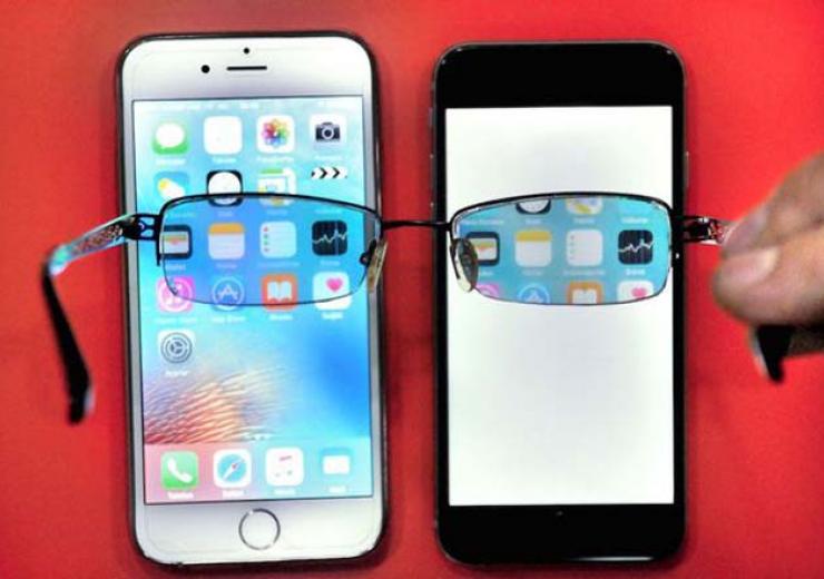 Inventor Builds Invisible Phone Screen That Only You Can See - 12