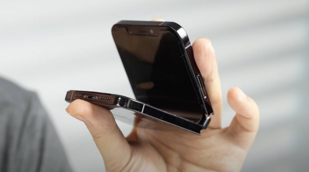 Apple's Foldable iPhone Might Take Time, But Someone Built It With Motorola Razr