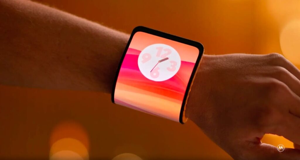 Motorola è tornata con un telefono flessibile e pieghevole